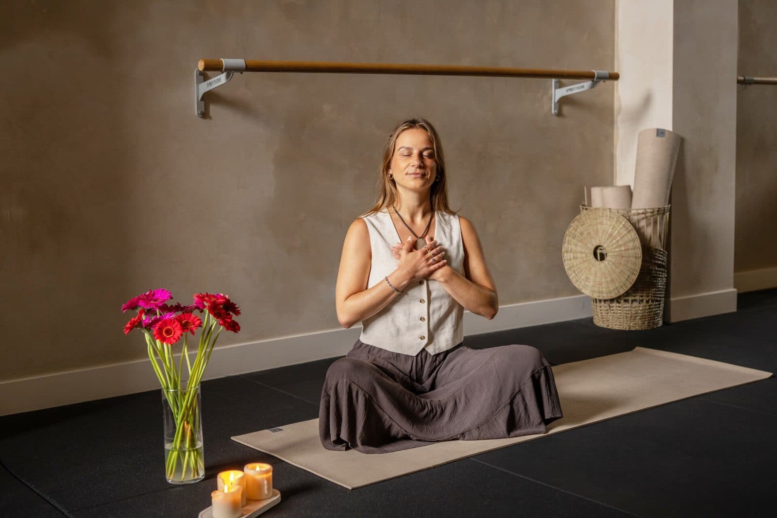 Cato zit in meditatiehouding in haar praktijk in Den Haag